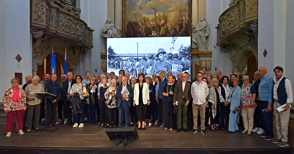Foto di gruppo degli eredi degli Internati Militari Italiani con le autorità alla cerimonia di consegna delle Medaglie d'Onore a Modena, 20 settembre 2026